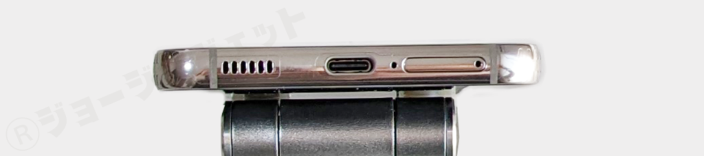 底面：マイク、スピーカー、SIMスロット、USB Type-Cポート