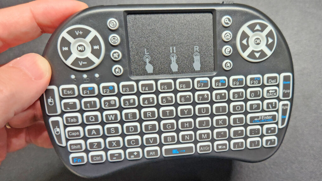 キーボードとタッチパッドで操作可能