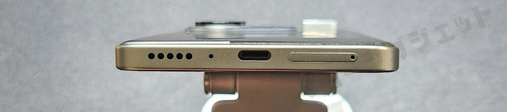底面：マイク、スピーカー、SIMスロット、UCB Type-Cポート