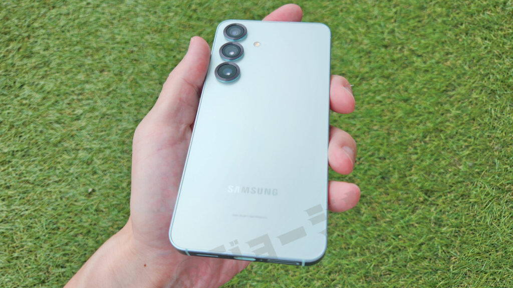 急速充電に対応も25W（ハイエンドでは低め）