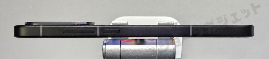 右側面:電源ボタン、ボリュームキー
