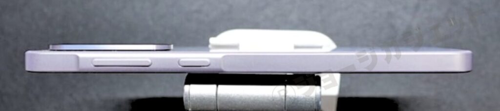 右側面：電源ボタン、ボリュームキー