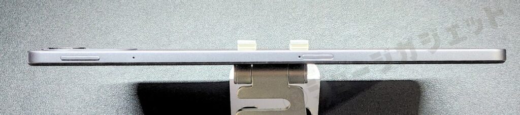 上面:マイク、音量ボタン、SIMスロット