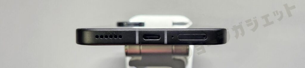 底面:マイク、スピーカー、SIMスロット、UCB Type-Cポート