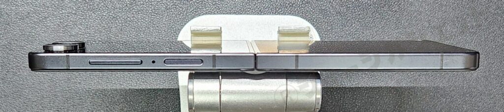 右側面:電源ボタン、ボリュームキー