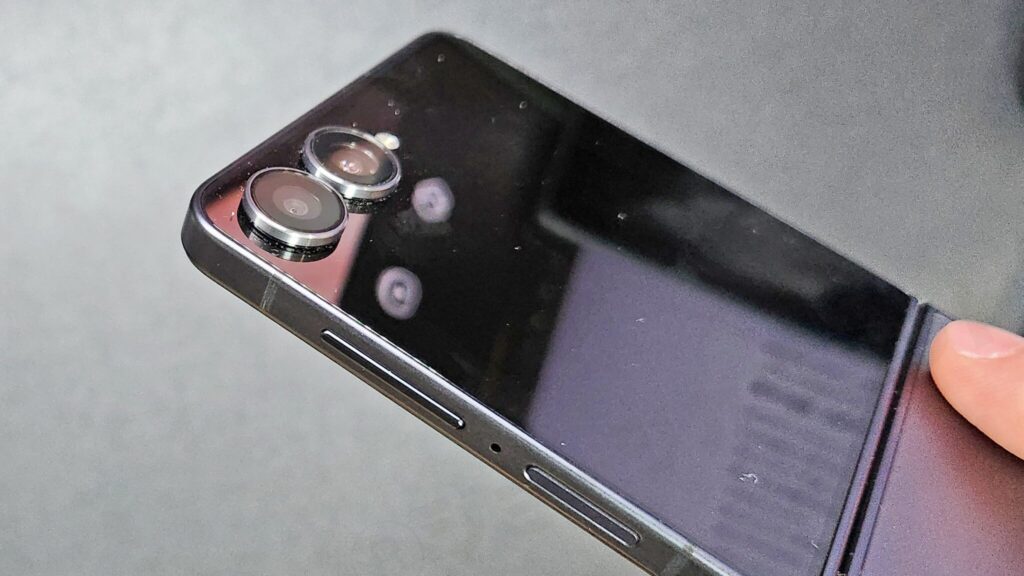 Galaxy Z Flip 7 のカメラ【5000万画素メイン＋超広角】