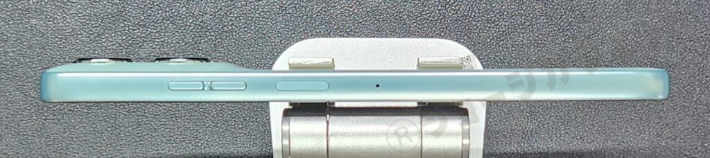 右側面：電源ボタン、ボリュームキー