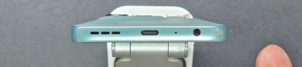 底面：マイク、スピーカー、UCB Type-Cポート