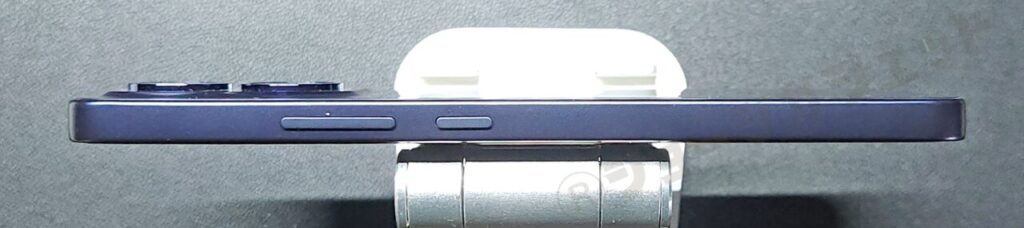 右側面:電源ボタン、ボリュームキー