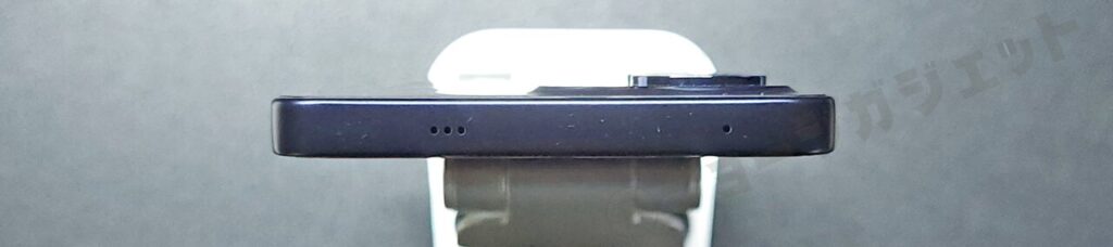 上面:マイク、スピーカー