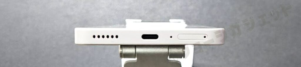 底面：マイク、スピーカー、SIMスロット、UCB Type-Cポート