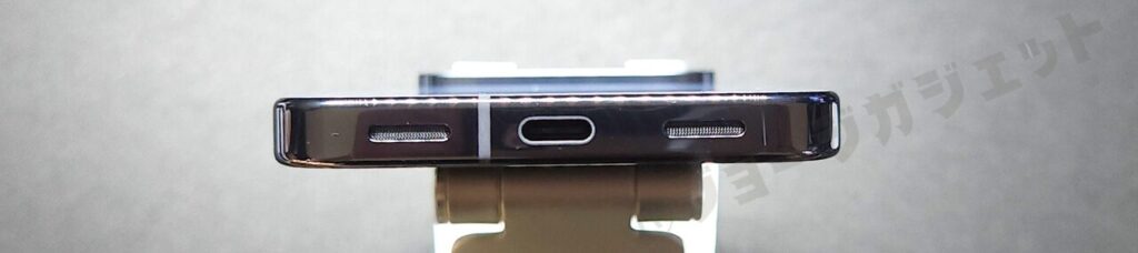 底面：マイク、スピーカー、UCB Type-Cポート