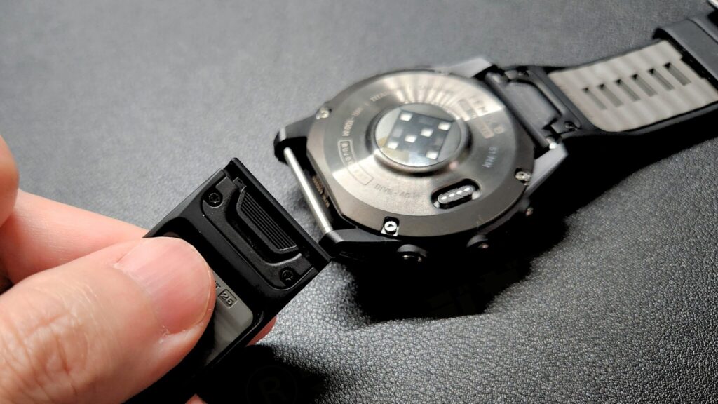 バンドは取り外しが簡単な「QuickFit」を採用（バンド幅26mm）