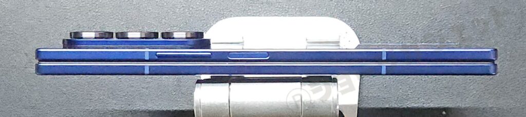 左側面:ボリュームキー、電源ボタン 兼 指紋認証センサー