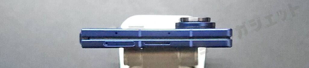 上面:マイク、スピーカー、SIMスロット