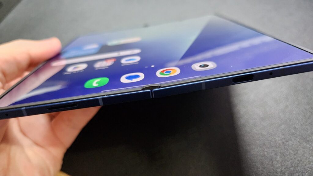 デザイン【史上最薄4.2mmの折りたたみスマホ】