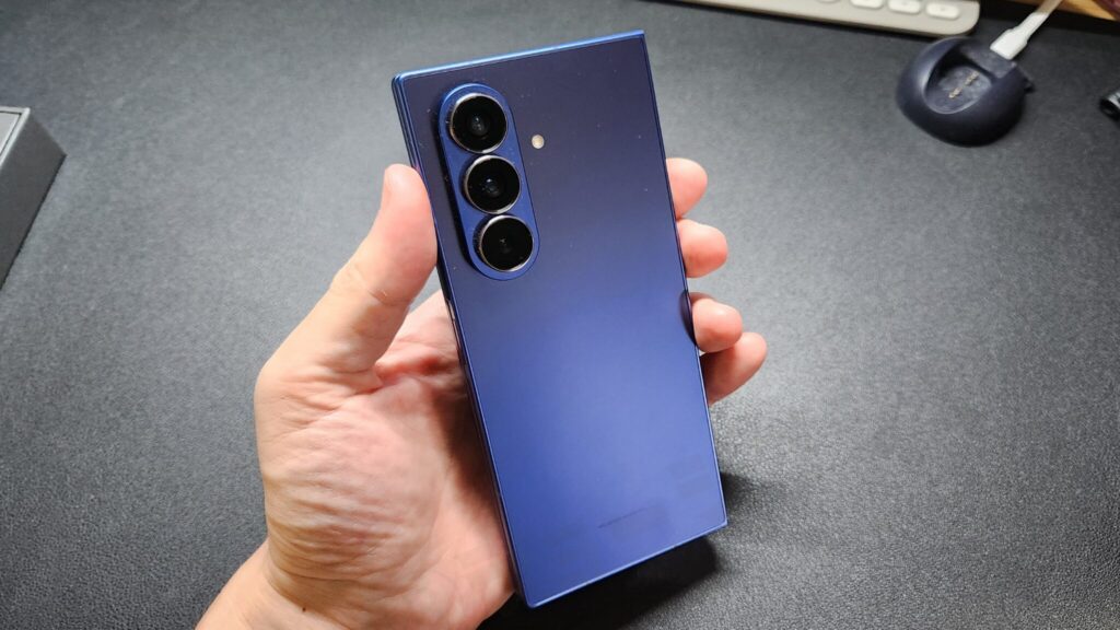 カメラ【2億画素+望遠レンズの3眼構成】