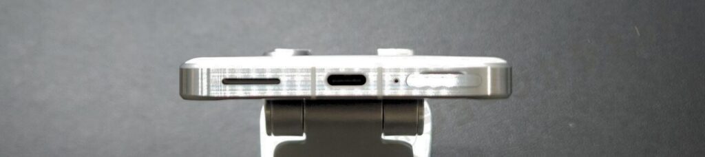 底面:マイク、スピーカー、UCB Type-Cポート、SIMスロット