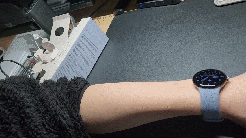 手首を傾けて質問するだけ