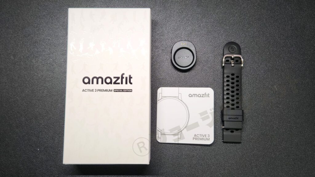 同梱物:スマートウォッチ本体 (標準ストラップ付), 充電器 (ヘッド部分のみ), 取扱説明書