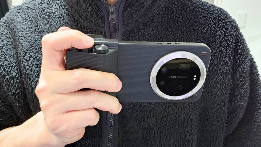 ① 本格カメラグリップで握り心地が激変