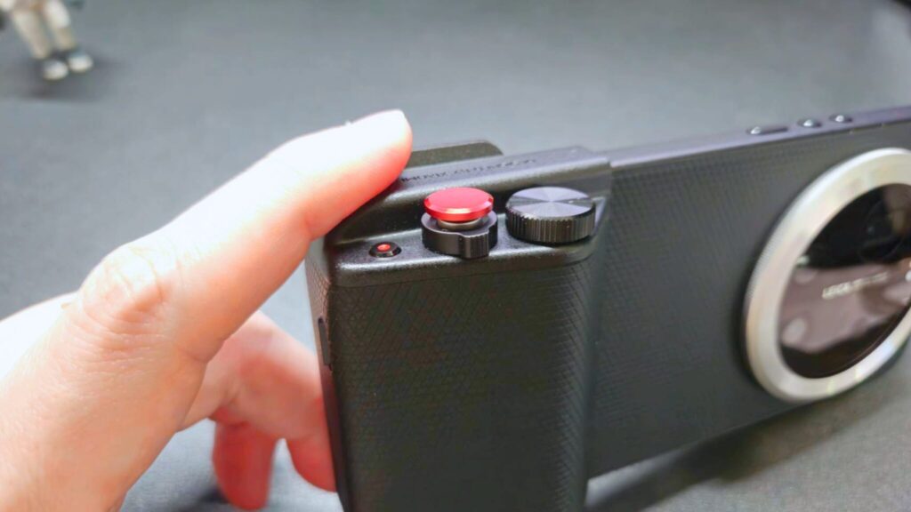 ② 2段階シャッターボタンで一眼ライクな操作