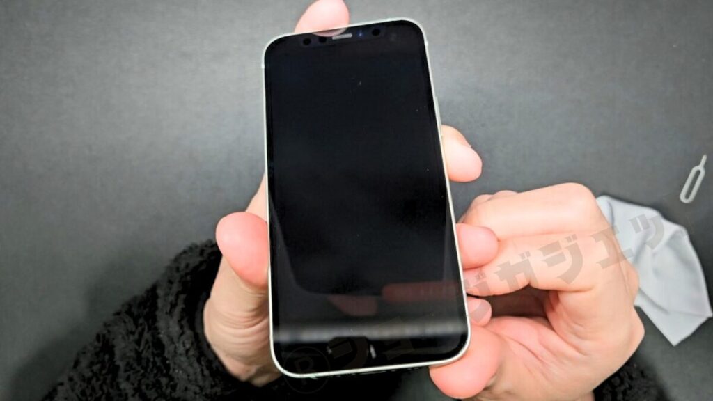 ごえんモバイルから届いたCランク中古iPhone 12 miniの画面の状態