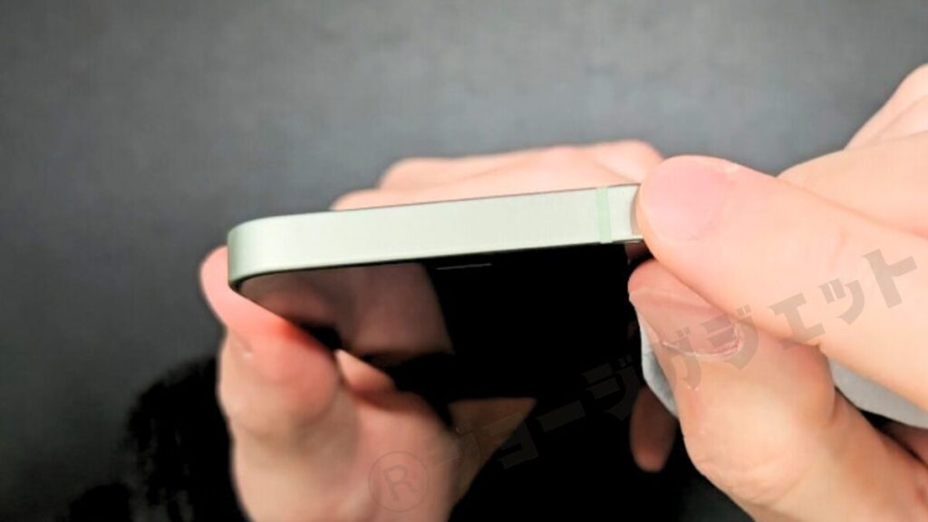 ごえんモバイルから届いたCランク中古iPhone 12 miniの上面の状態