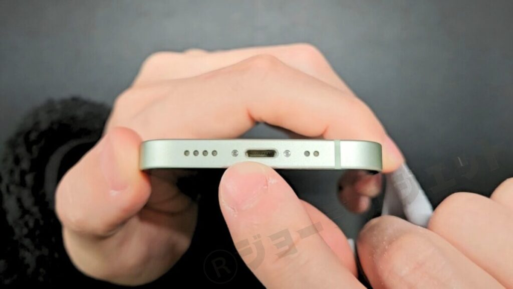 ごえんモバイルから届いたCランク中古iPhone 12 miniの底面の状態